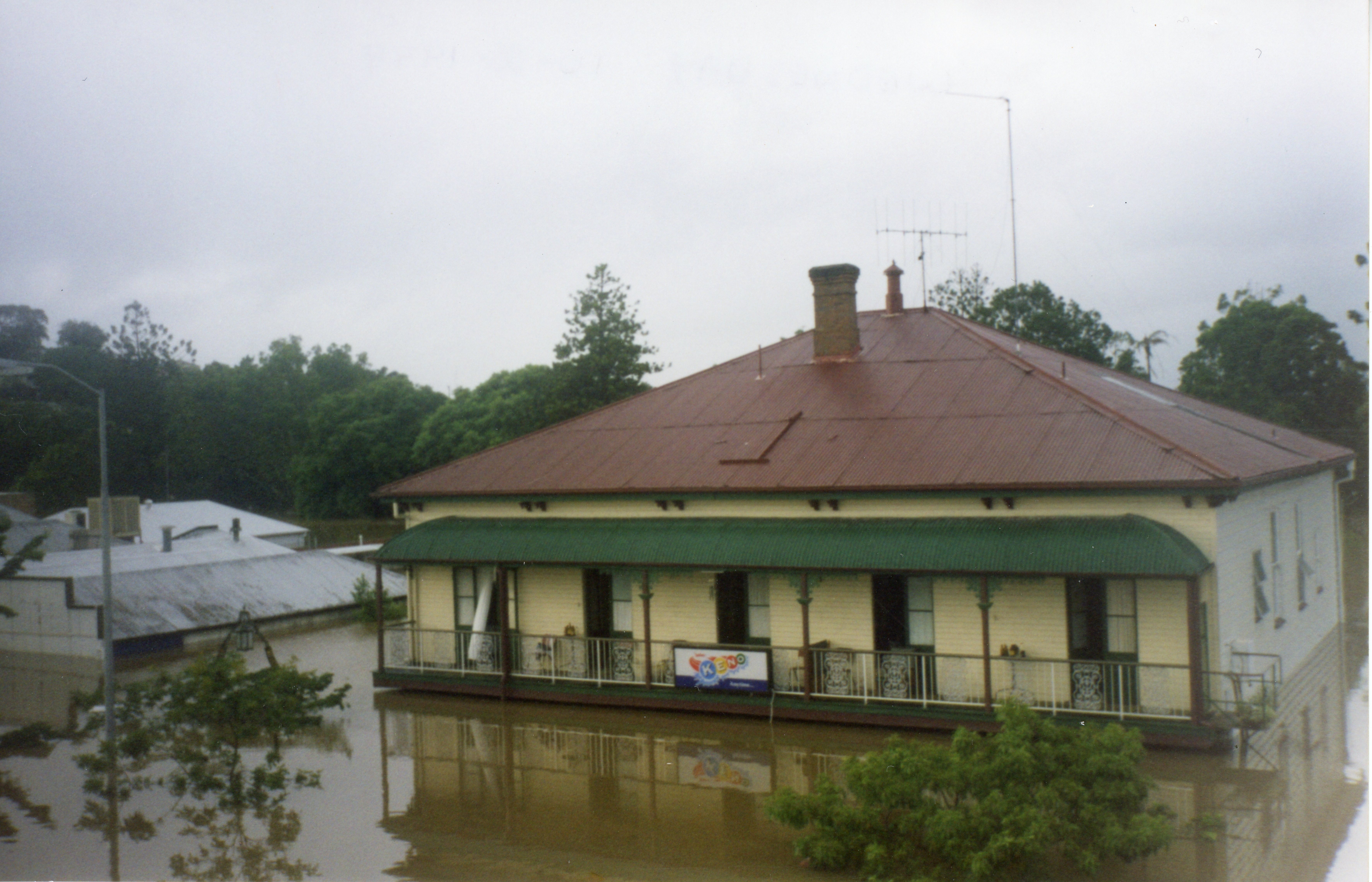 Flood of Feb 1999 - Billys Hotel