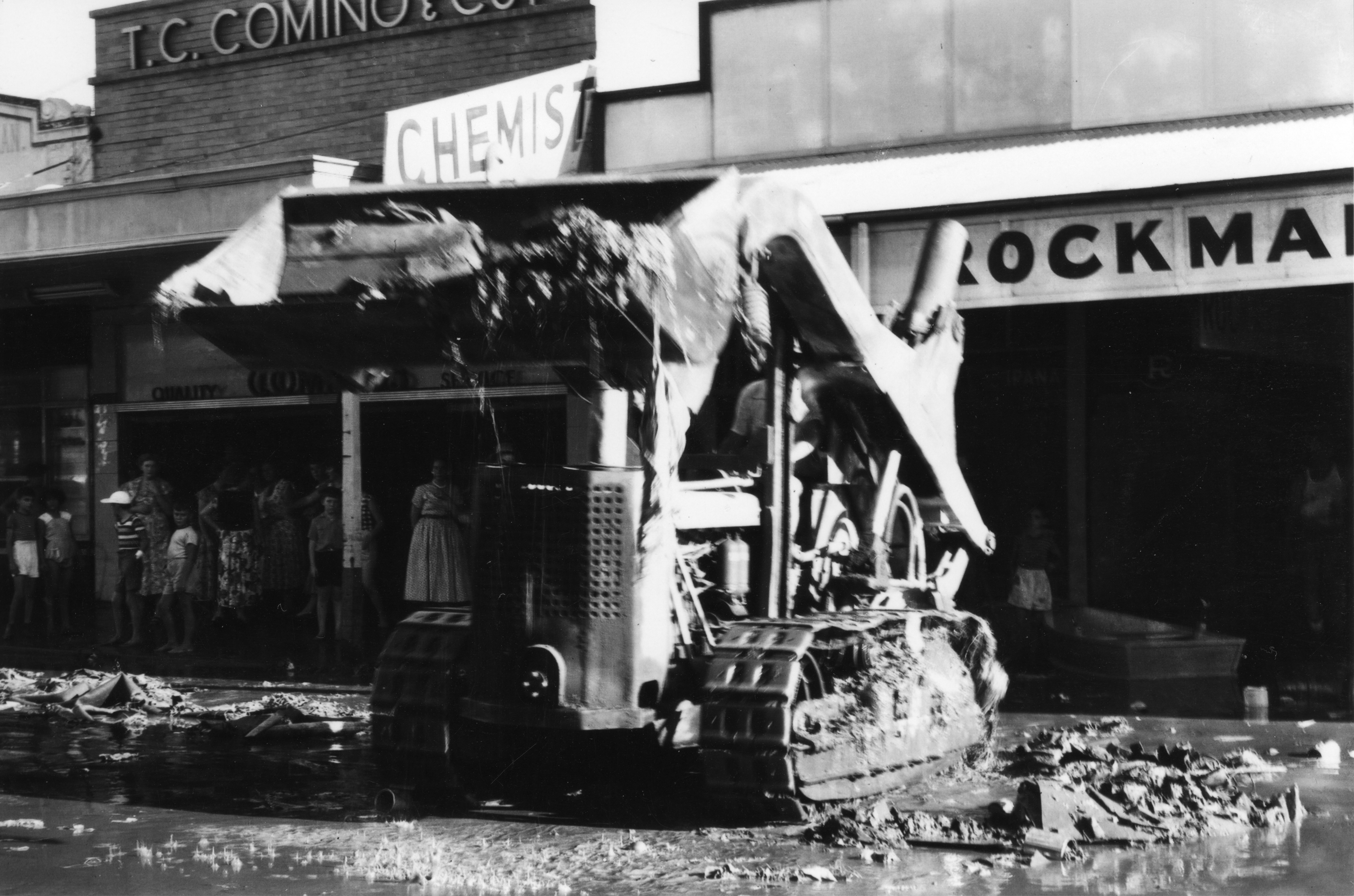 1955-flood-clean-up038