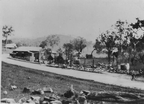 Remains of the Woolooga Hotel after a fire 1936